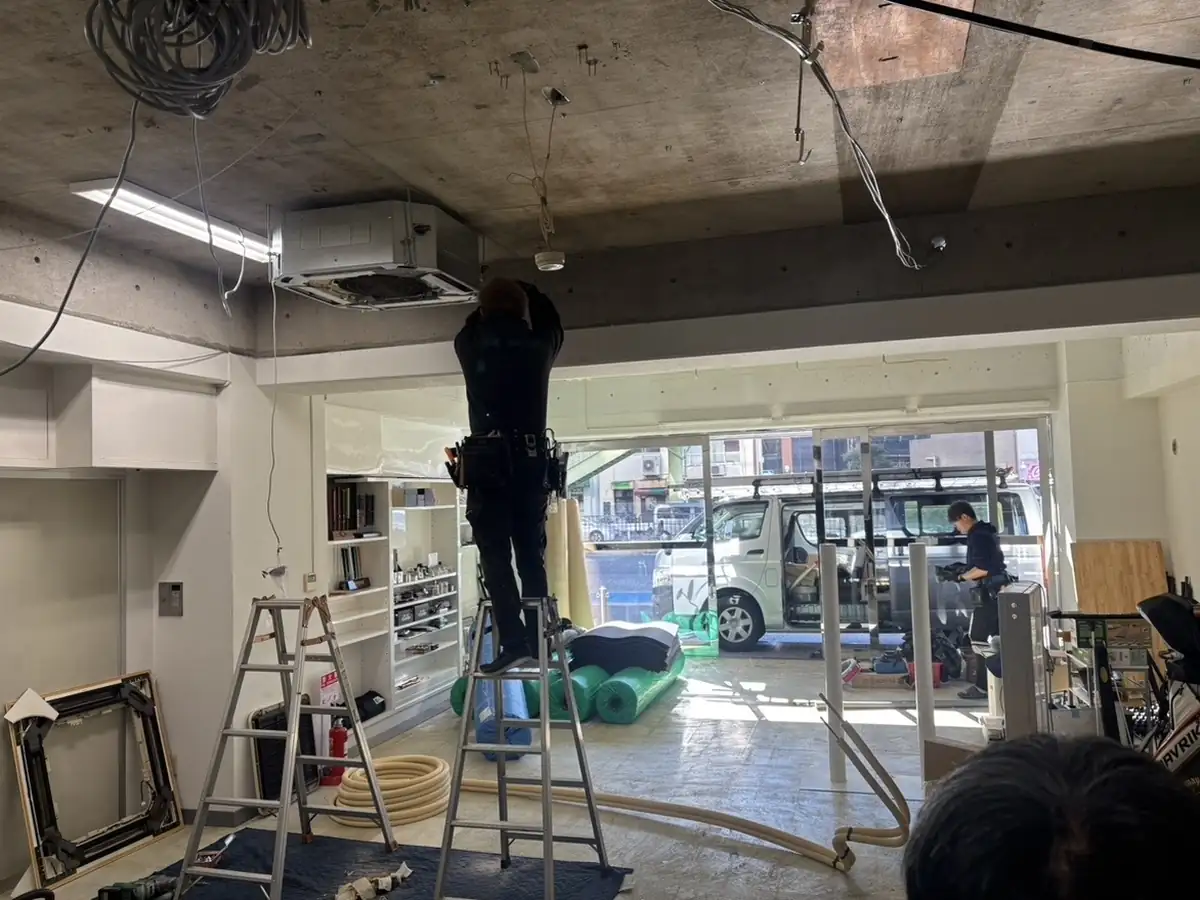 天井の電気・空調工事の様子