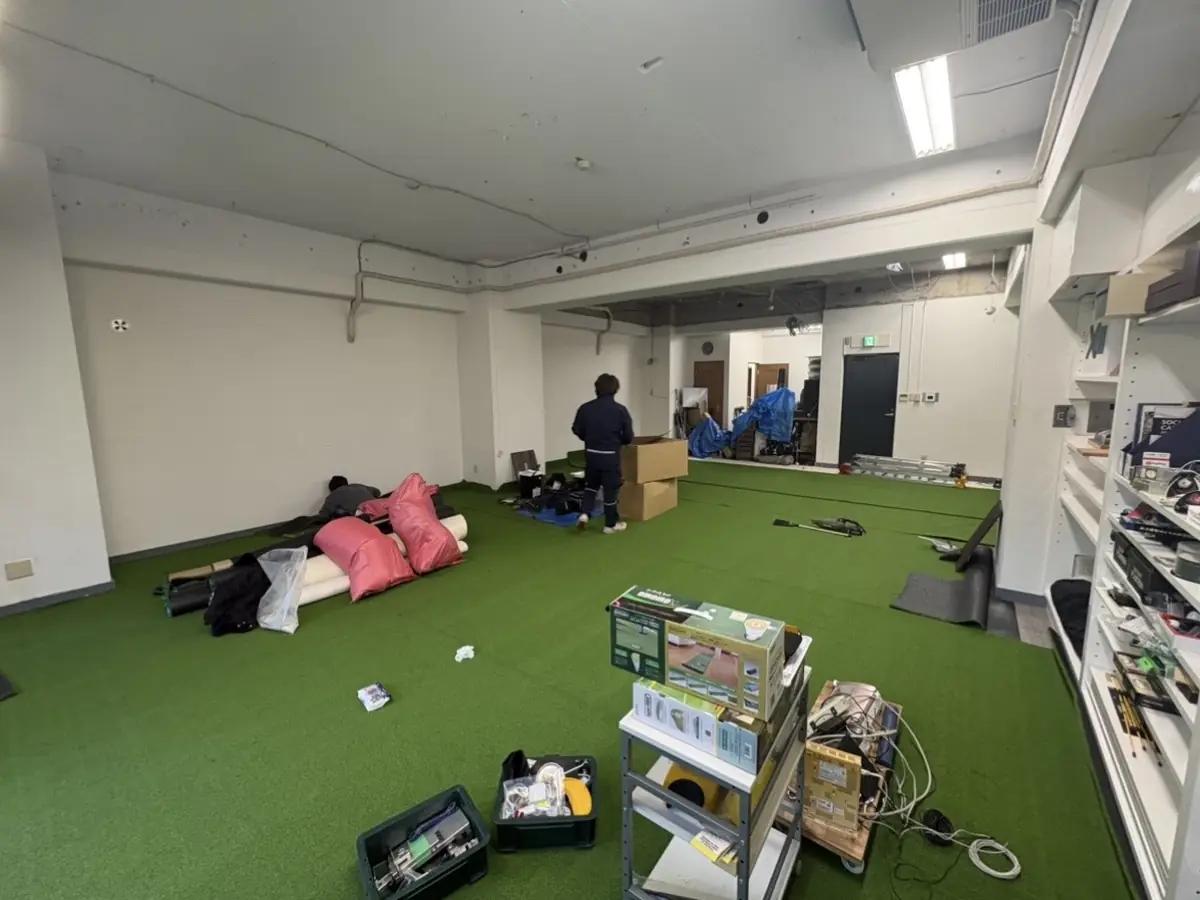 内装工事で人工芝を施工している様子