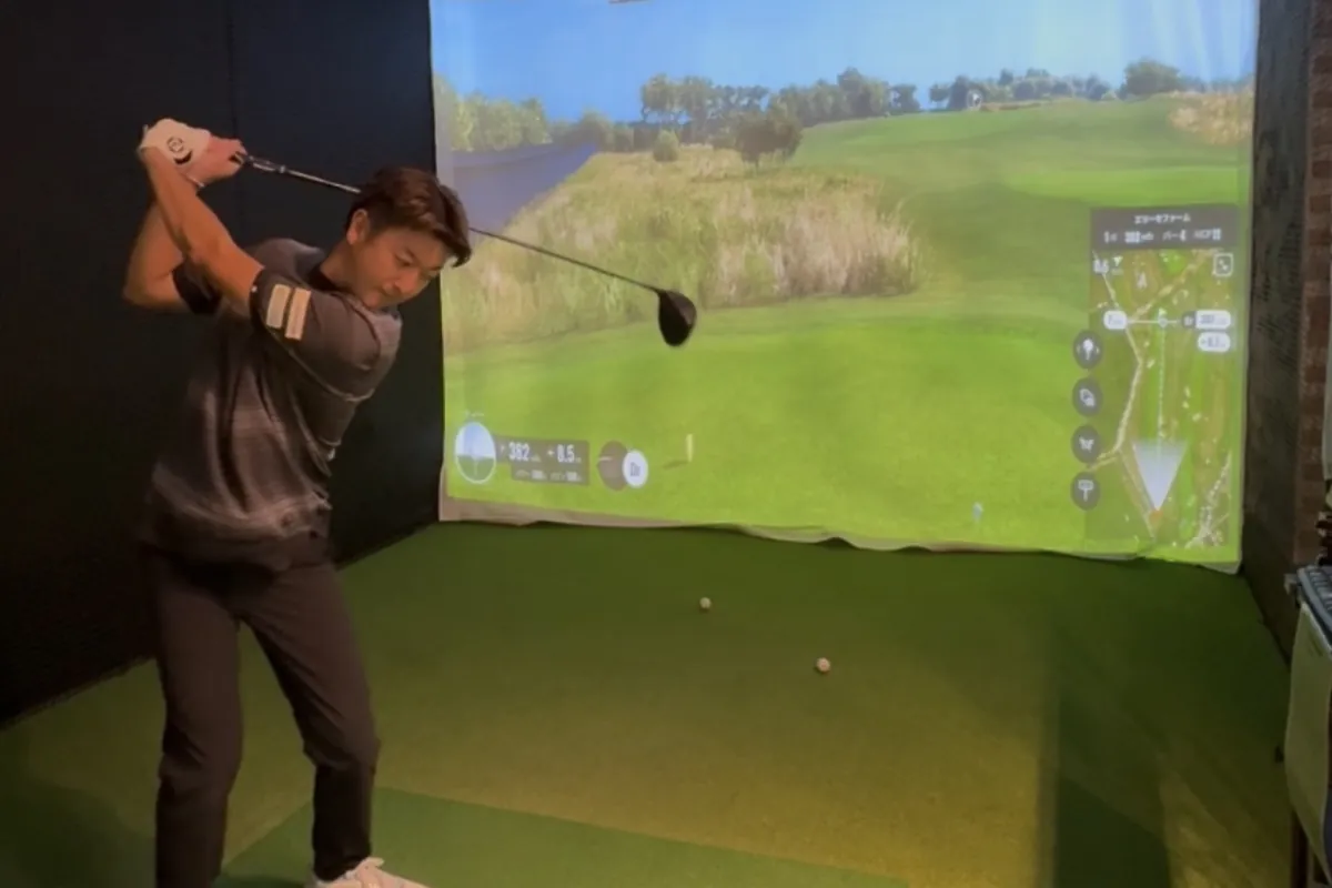 直営店の打席。全打席に Trackman iO(天井設置型)を入れている。
